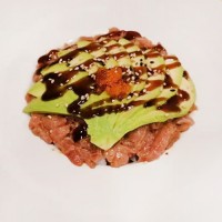 Tarta salmón con aguacate arroz